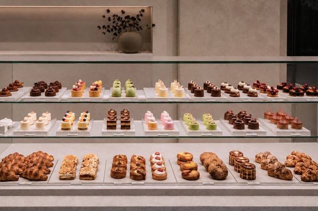 Deli and bakery showcases with Sapphire glass